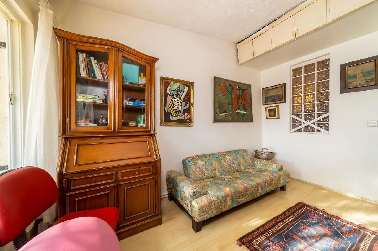 House With Tree Inside Near Sea In Maltepe Villa Istanbul Holiday home